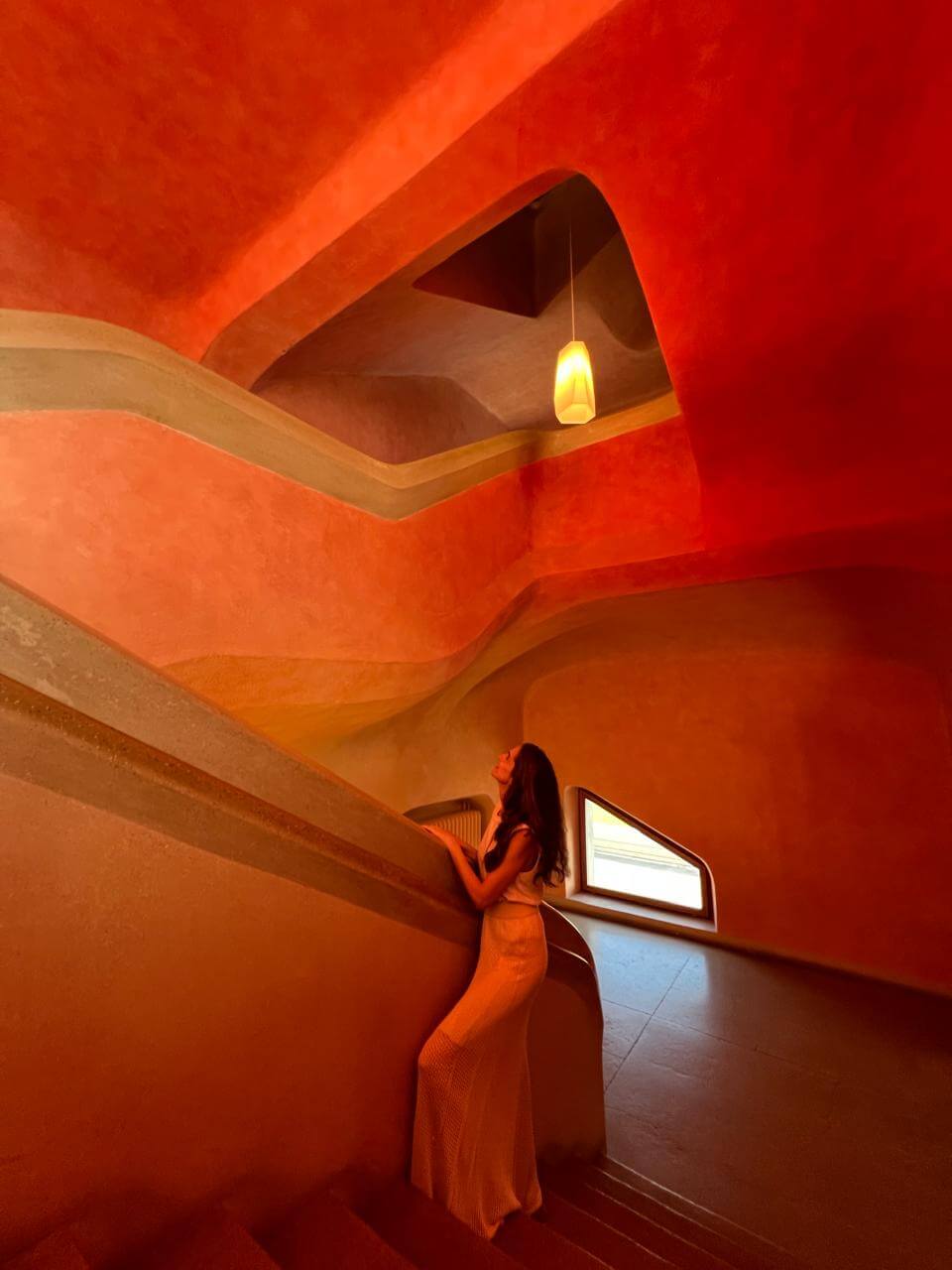 Mariana Azoubel em viagem ao Goetheanum, em contato com os ensinamentos de Rudolf Steiner e aprofundando seu trabalho com terapias holísticas.