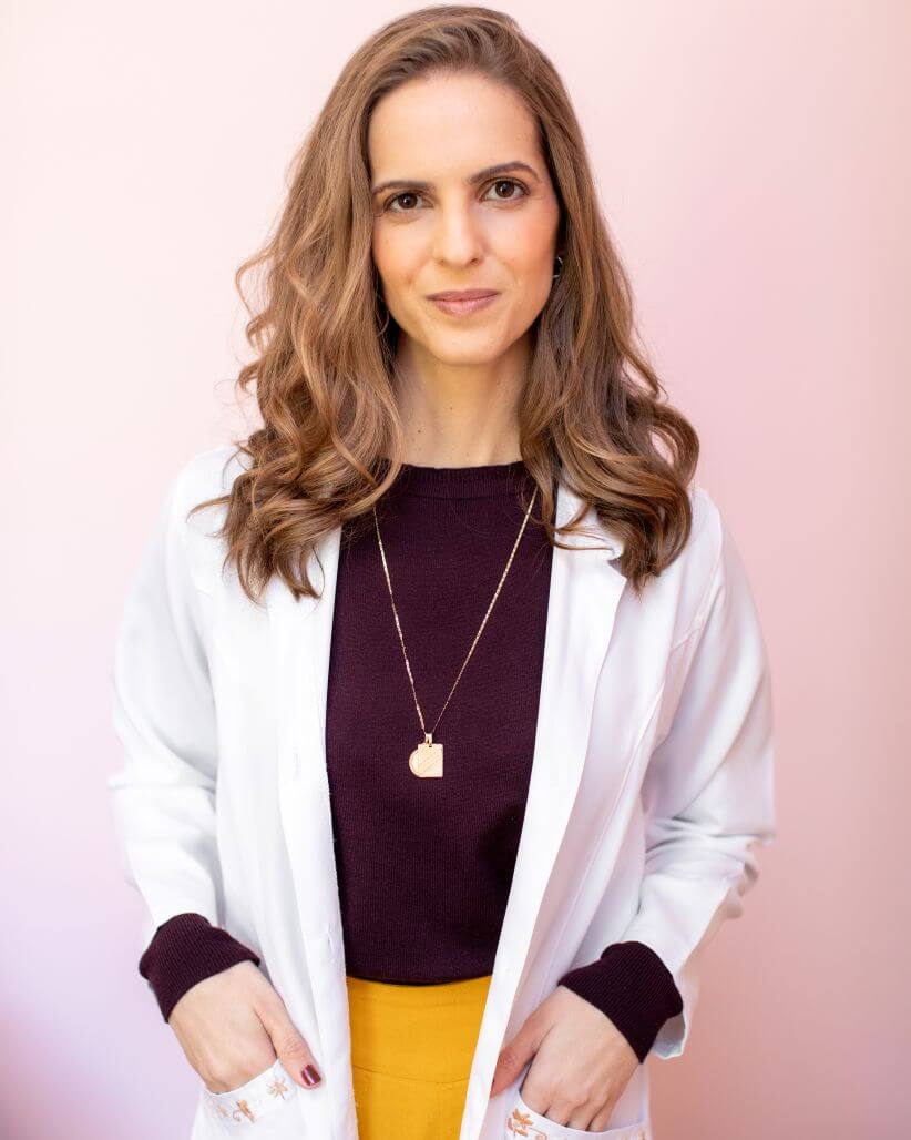 Mariana Azoubel, médica antroposófica, em ambiente natural, representando sua abordagem em saúde integrativa e tratamentos naturais.