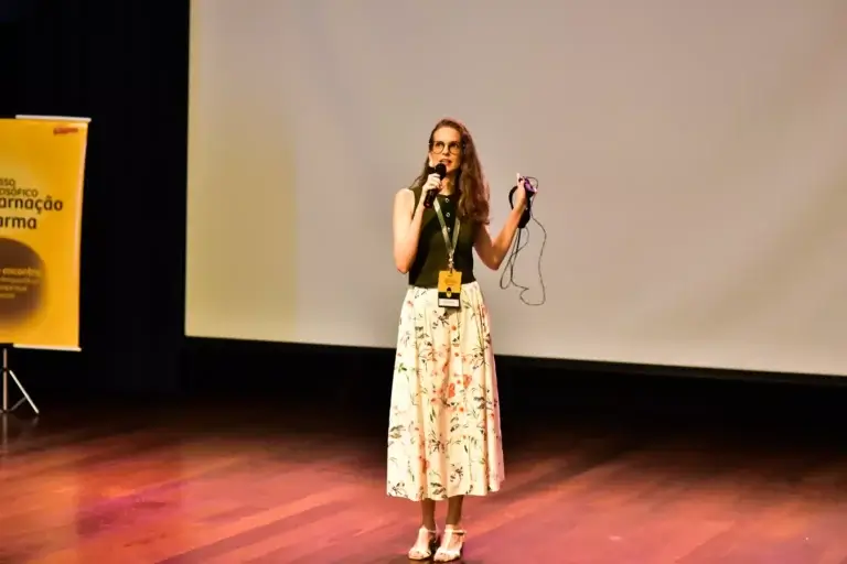 Registro de Mariana Azoubel em conferência sobre saúde e bem-estar, defendendo a medicina antroposófica como caminho para o equilíbrio físico e emocional
