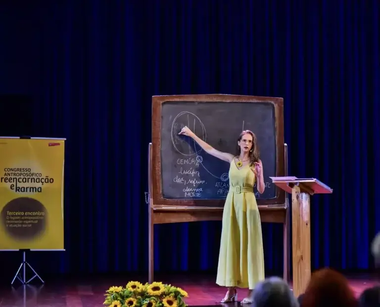 Mariana Azoubel palestrando sobre medicina antroposófica, em evento de saúde integrativa, destacando tratamentos naturais e cuidado humanizado