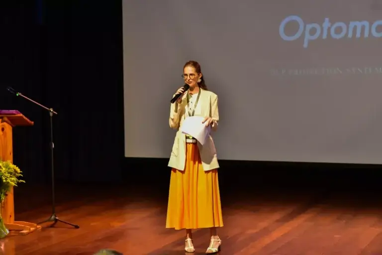Mariana Azoubel apresenta conceitos de saúde integrativa em palestra, com ênfase nos princípios da medicina antroposófica.