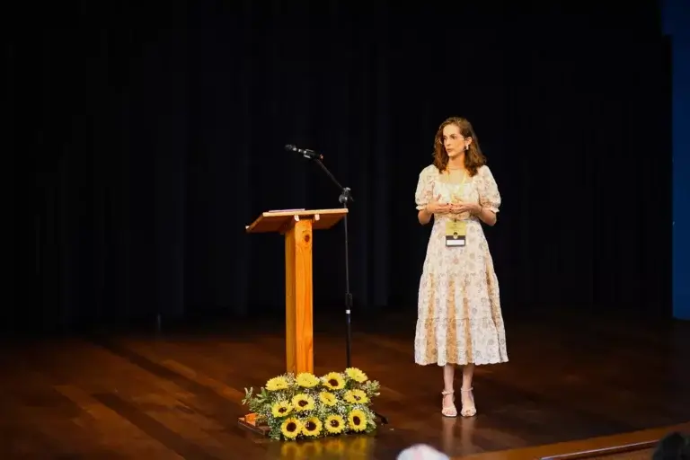 Imagem de Mariana Azoubel em evento médico, abordando os benefícios da medicina antroposófica e do cuidado integral ao paciente."