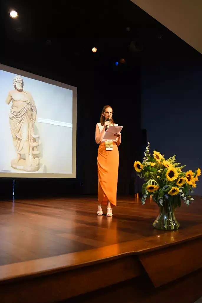 Mariana Azoubel palestrando para profissionais de saúde, compartilhando abordagens naturais e humanizadas da medicina antroposófica."
