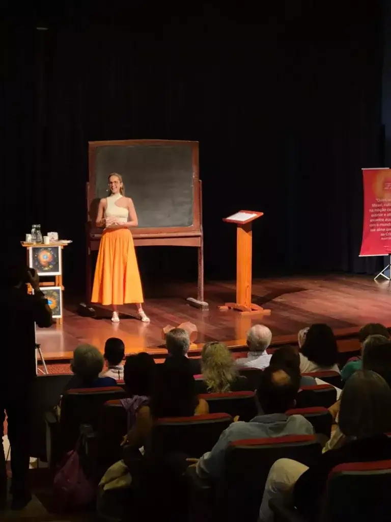 Médica Mariana Azoubel durante palestra sobre cuidados naturais, destacando os princípios da medicina antroposófica e saúde integral.