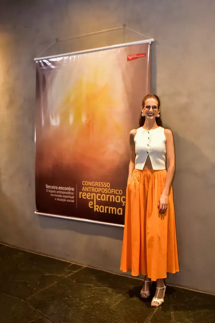 Foto de Mariana Azoubel em evento de saúde, compartilhando conhecimentos sobre medicina antroposófica, tratamentos naturais e conexão entre corpo e mente, reencarnação e carma